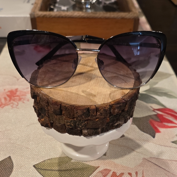 Elle Accessories - ELLE Sunglasses | HANA model #wel01sg18